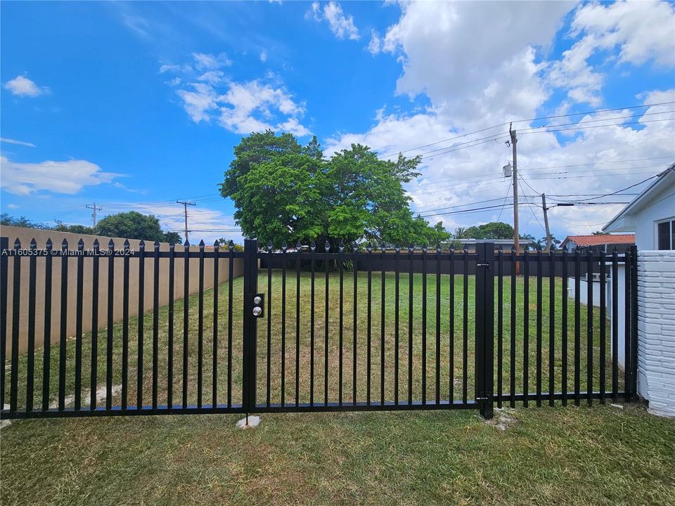 For Sale: $875,000 (3 beds, 2 baths, 1347 Square Feet)