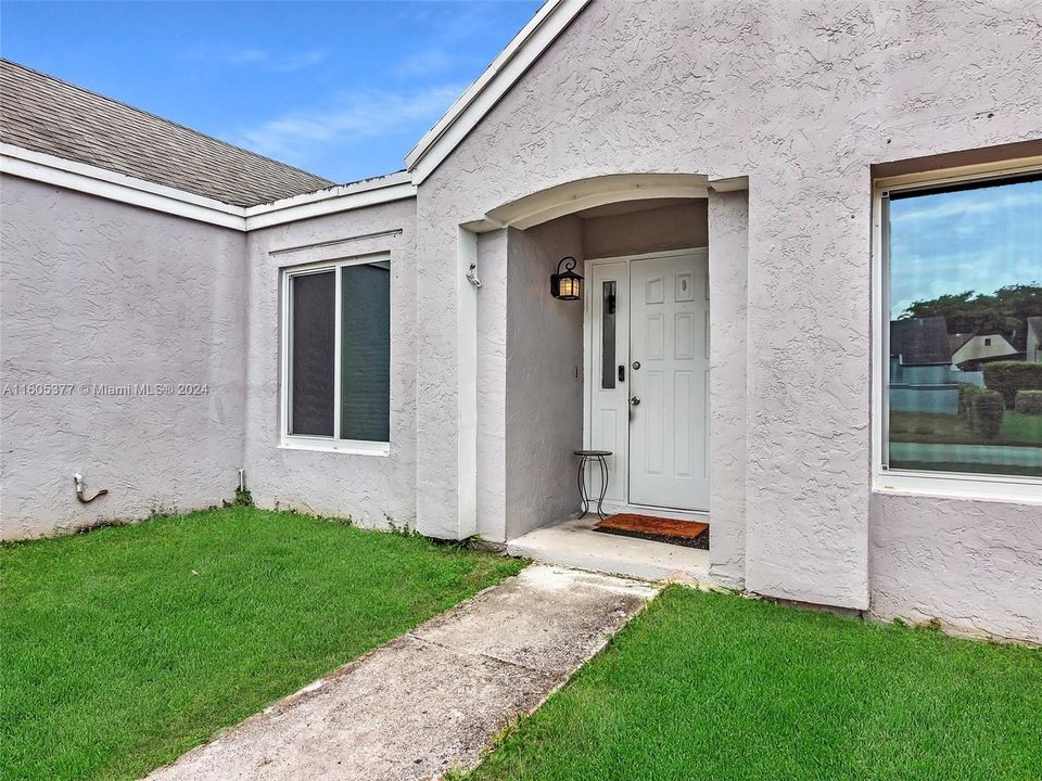 Recently Sold: $599,000 (3 beds, 2 baths, 1327 Square Feet)