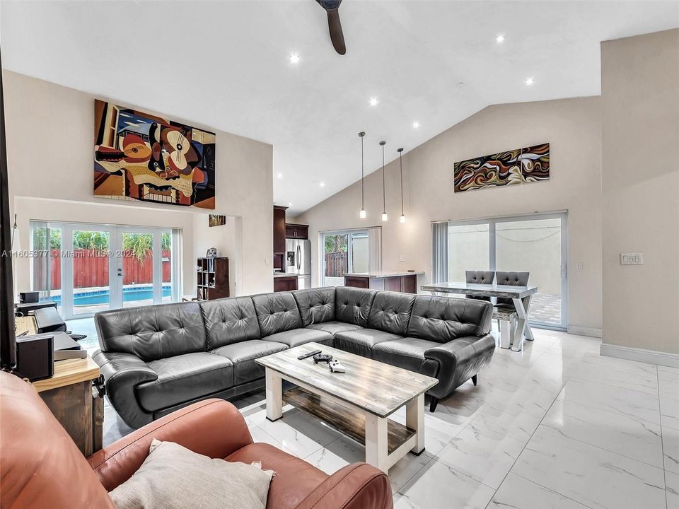 Recently Sold: $599,000 (3 beds, 2 baths, 1327 Square Feet)