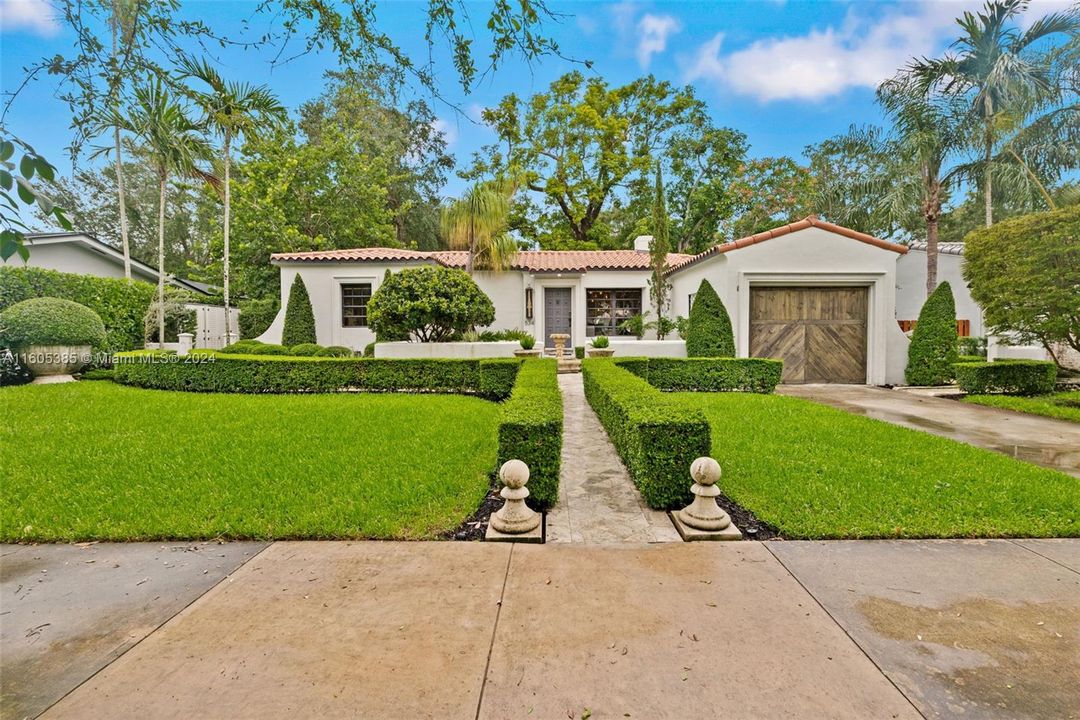 For Sale: $1,700,000 (3 beds, 2 baths, 1360 Square Feet)