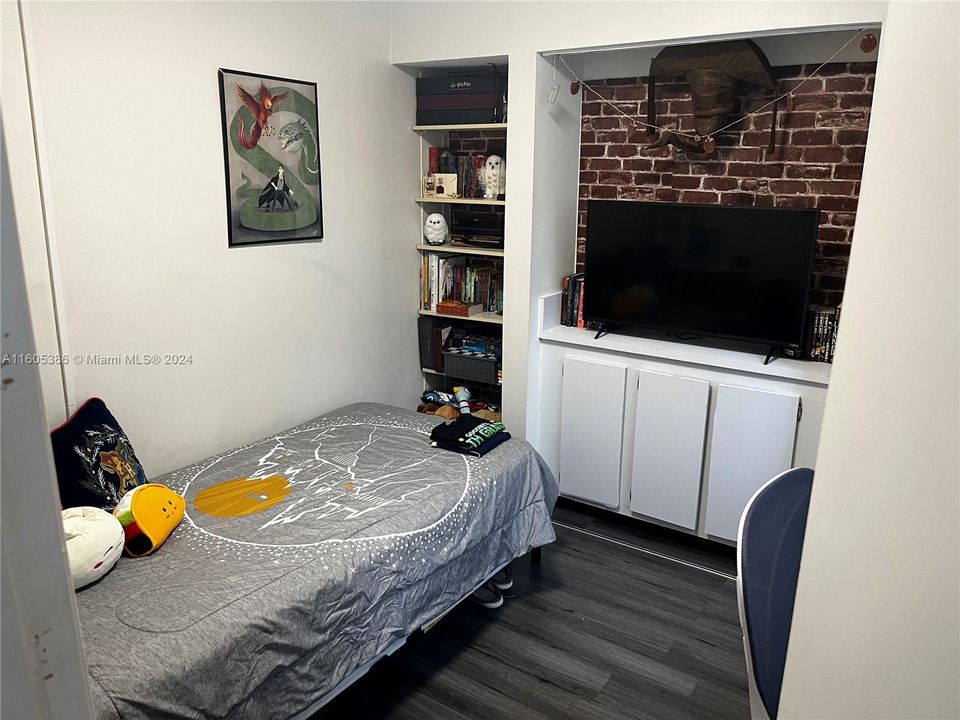 Active With Contract: $2,190 (2 beds, 1 baths, 721 Square Feet)