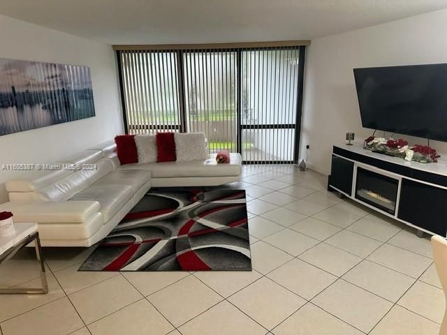 En Venta: $335,000 (2 camas, 2 baños, 1248 Pies cuadrados)