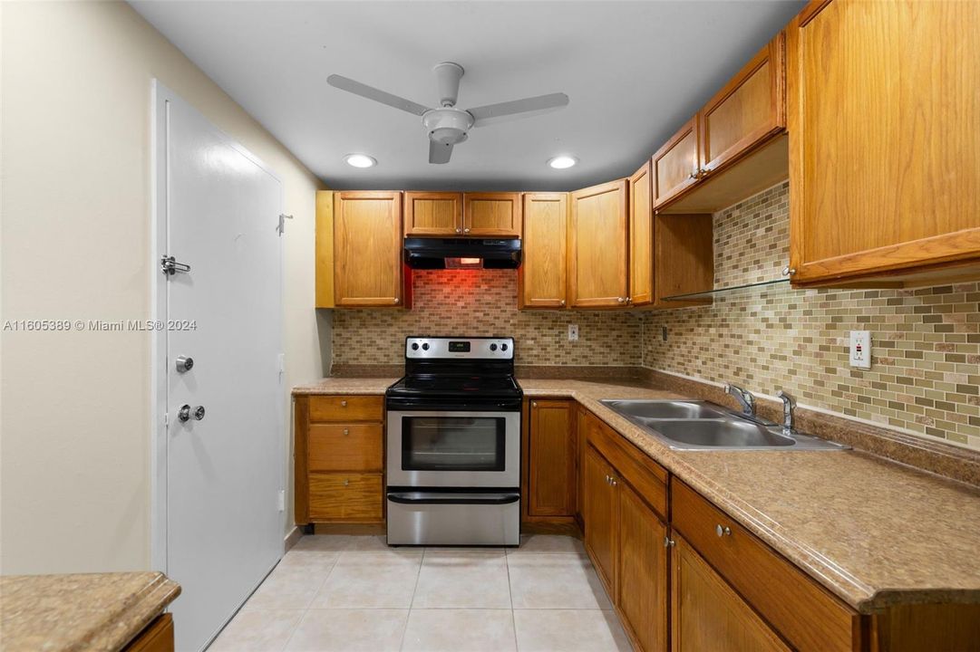 For Sale: $278,000 (2 beds, 2 baths, 902 Square Feet)