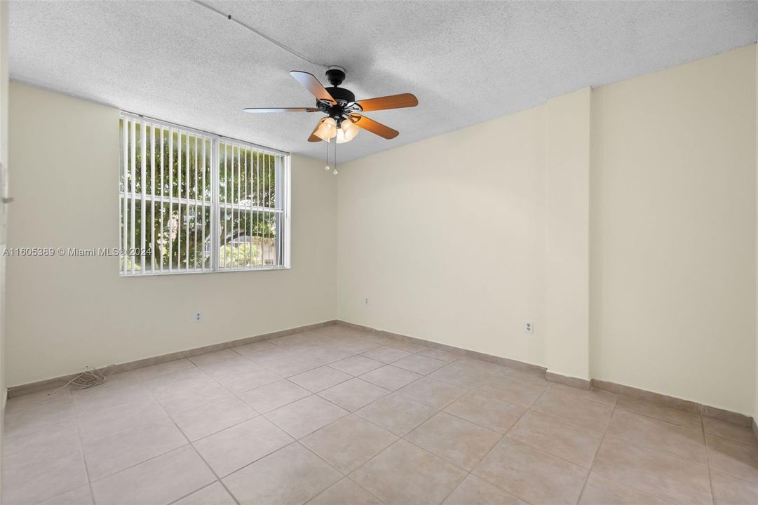 For Sale: $278,000 (2 beds, 2 baths, 902 Square Feet)