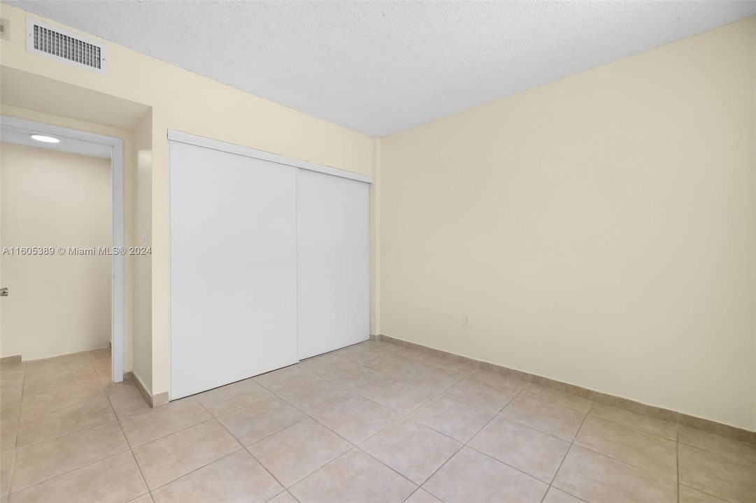 For Sale: $278,000 (2 beds, 2 baths, 902 Square Feet)