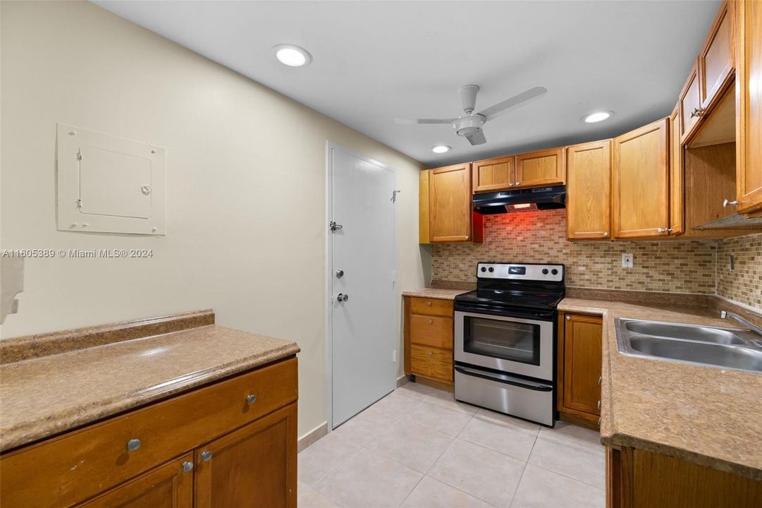 For Sale: $278,000 (2 beds, 2 baths, 902 Square Feet)