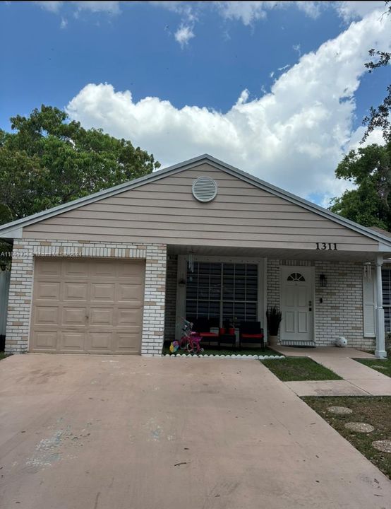 Active With Contract: $3,000 (3 beds, 2 baths, 1144 Square Feet)