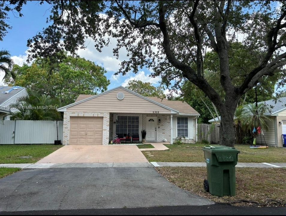 Active With Contract: $3,000 (3 beds, 2 baths, 1144 Square Feet)