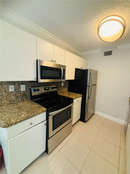 Active With Contract: $2,750 (2 beds, 2 baths, 1105 Square Feet)