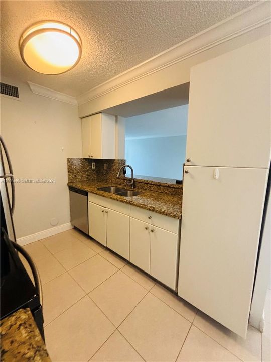 Active With Contract: $2,750 (2 beds, 2 baths, 1105 Square Feet)