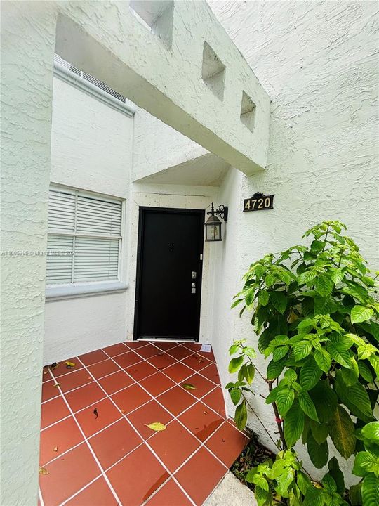 Active With Contract: $2,750 (2 beds, 2 baths, 1105 Square Feet)