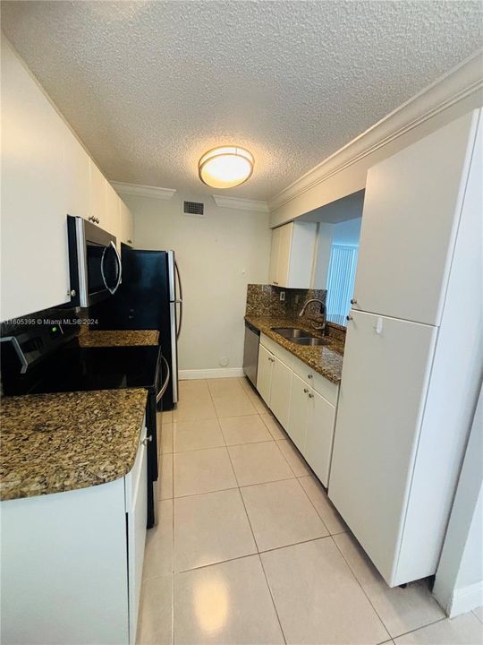 Active With Contract: $2,750 (2 beds, 2 baths, 1105 Square Feet)