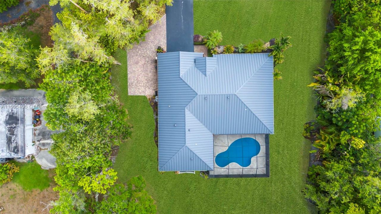 1+Acre & Metal Roof & Pool