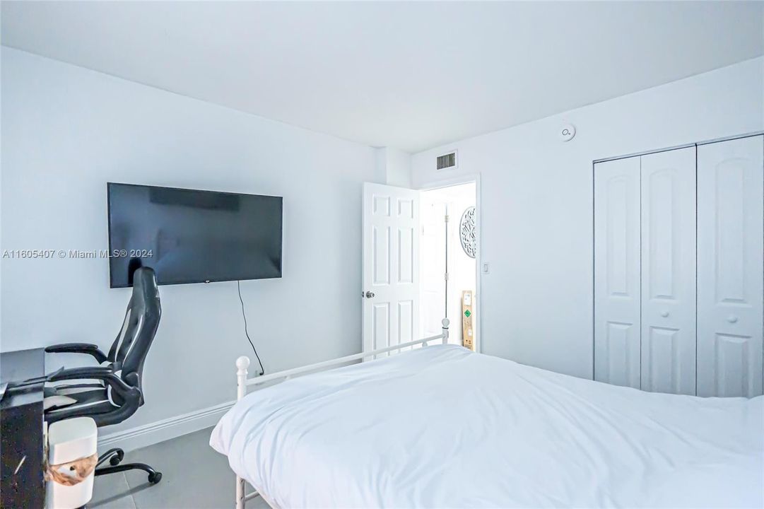 For Sale: $228,900 (2 beds, 2 baths, 829 Square Feet)