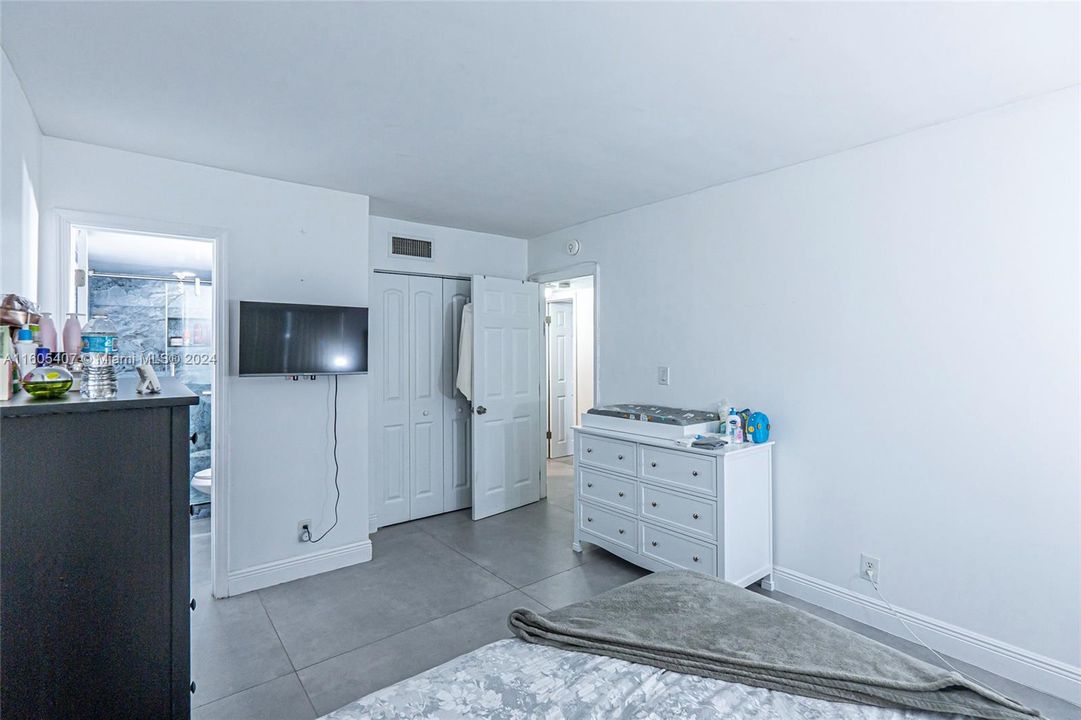 For Sale: $228,900 (2 beds, 2 baths, 829 Square Feet)