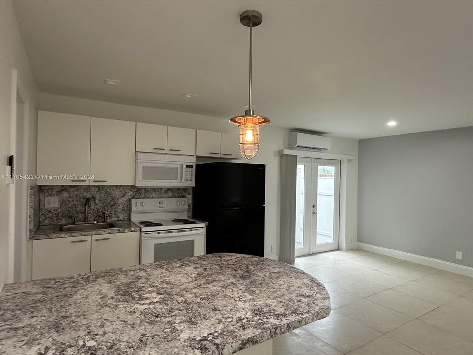 Active With Contract: $1,725 (1 beds, 1 baths, 0 Square Feet)