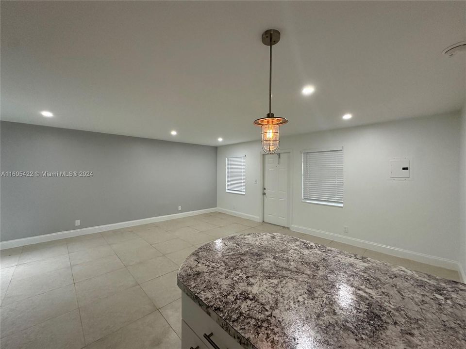 Active With Contract: $1,725 (1 beds, 1 baths, 0 Square Feet)