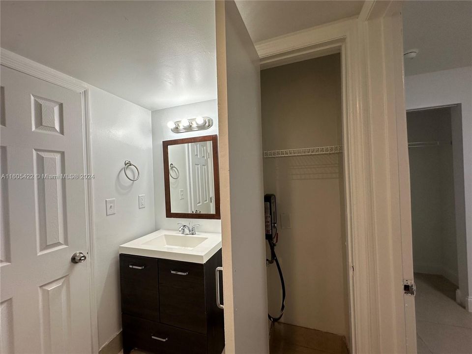 Active With Contract: $1,725 (1 beds, 1 baths, 0 Square Feet)