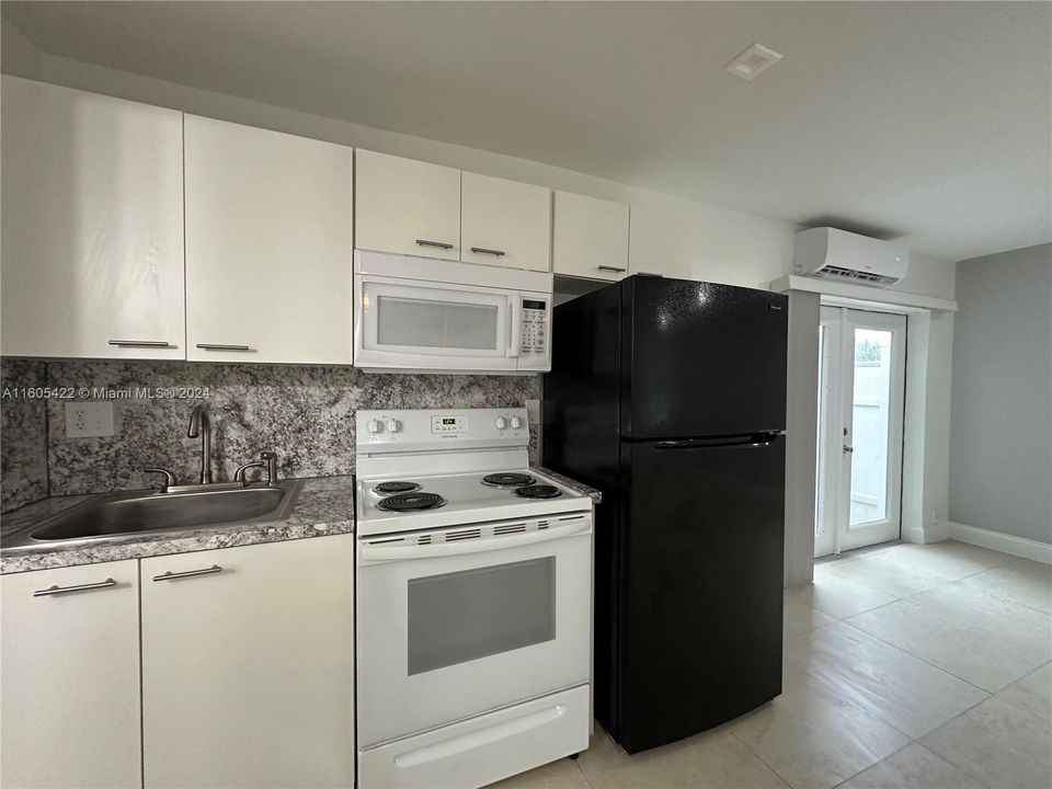 Active With Contract: $1,725 (1 beds, 1 baths, 0 Square Feet)