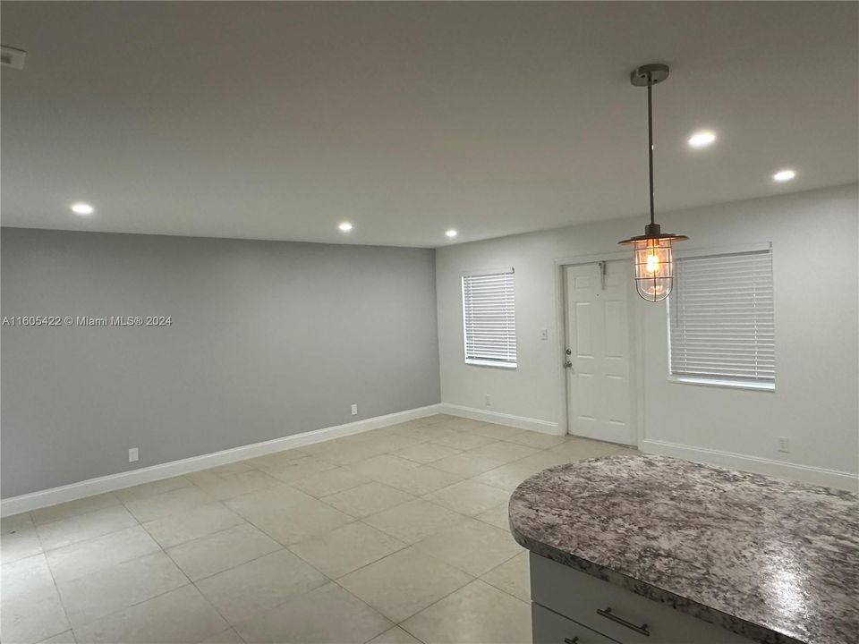 Active With Contract: $1,725 (1 beds, 1 baths, 0 Square Feet)