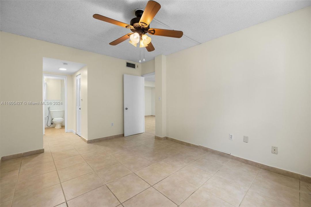 Active With Contract: $1,990 (2 beds, 2 baths, 902 Square Feet)