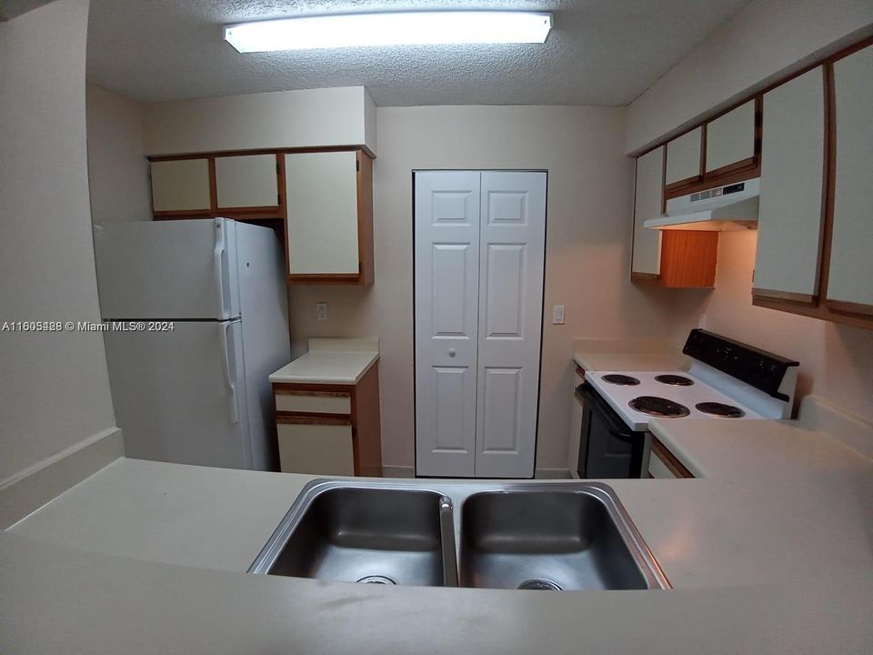 For Rent: $1,725 (1 beds, 1 baths, 813 Square Feet)