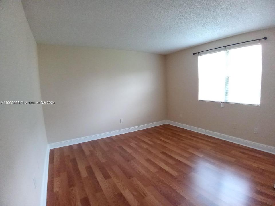 For Rent: $1,725 (1 beds, 1 baths, 813 Square Feet)