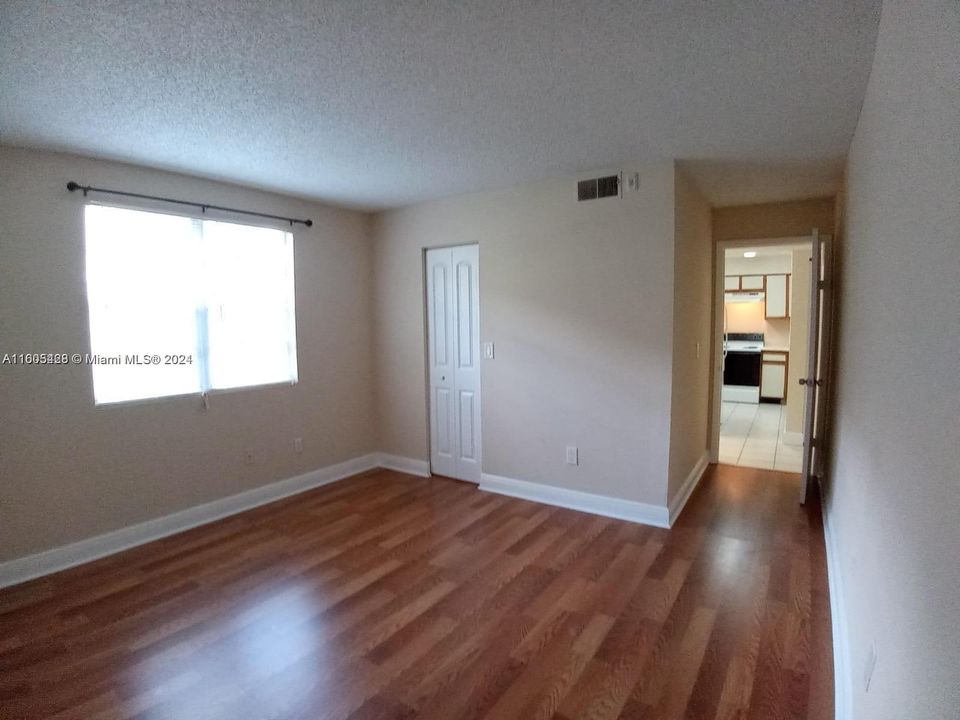 For Rent: $1,725 (1 beds, 1 baths, 813 Square Feet)