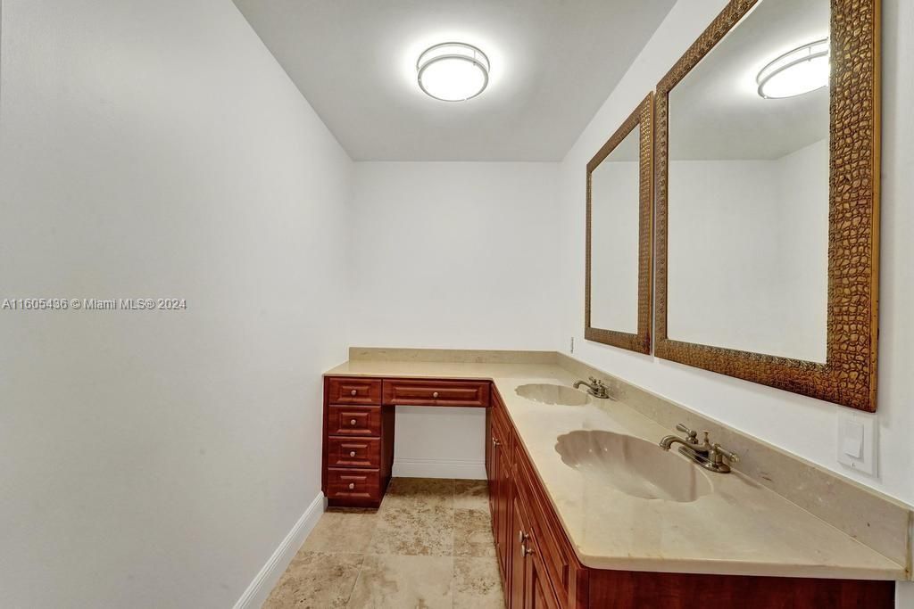 出租: $5,700 (4 贝兹, 2 浴室, 2130 平方英尺)