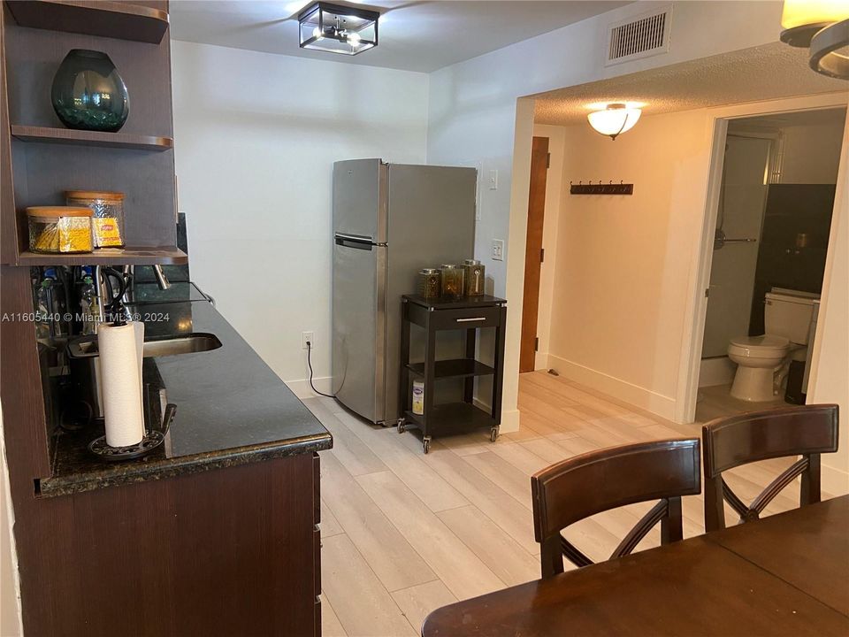 For Rent: $2,500 (1 beds, 2 baths, 752 Square Feet)