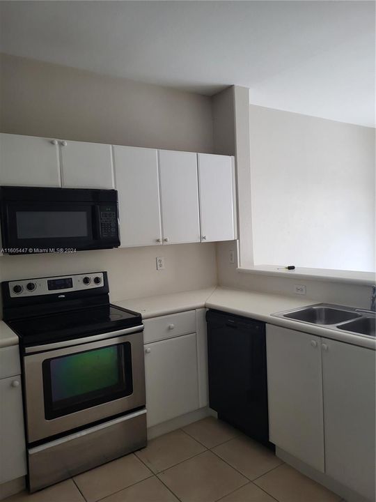 For Rent: $2,200 (3 beds, 2 baths, 1060 Square Feet)