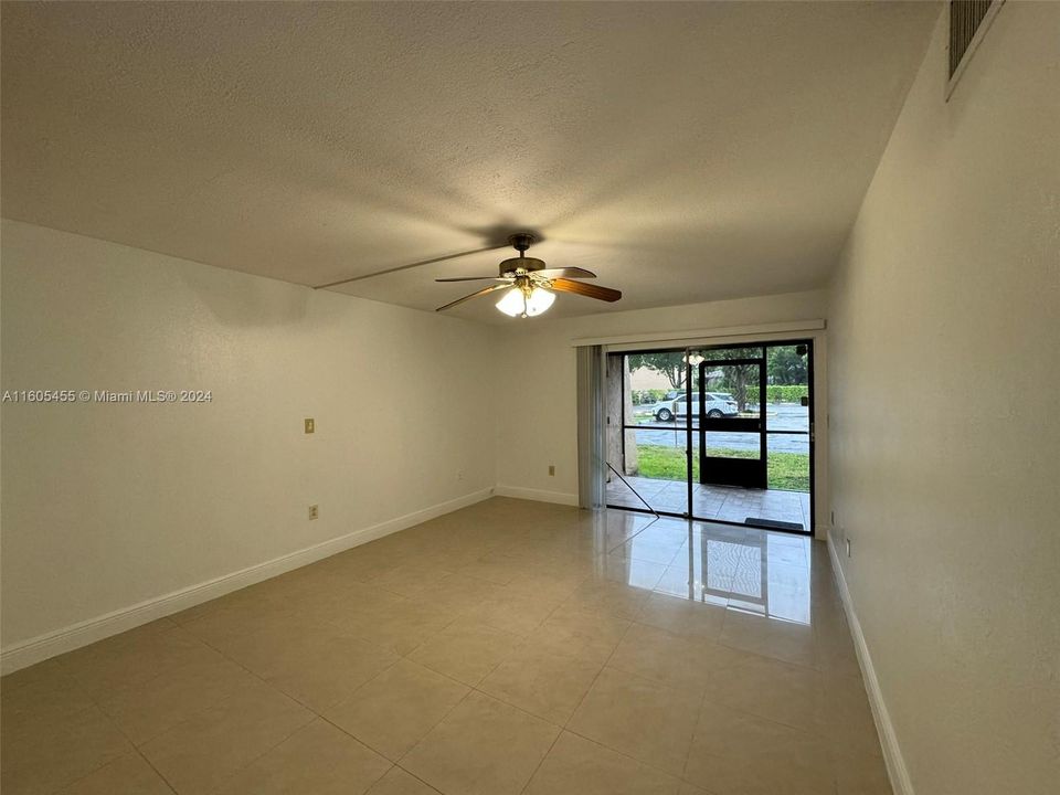 For Sale: $309,900 (2 beds, 2 baths, 1009 Square Feet)