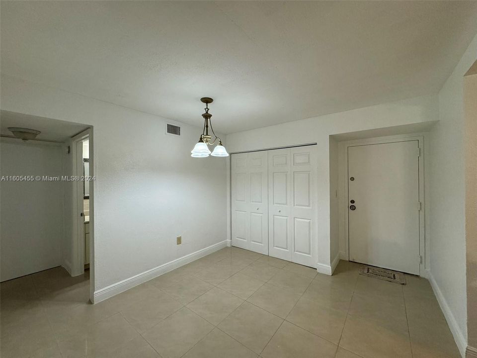 For Sale: $309,900 (2 beds, 2 baths, 1009 Square Feet)