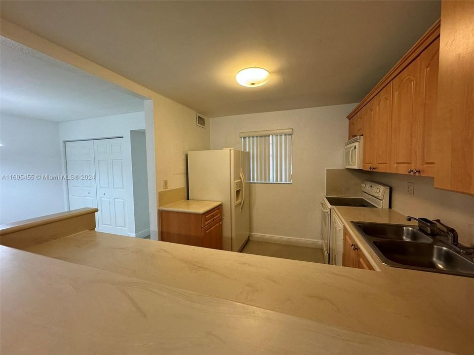 For Sale: $309,900 (2 beds, 2 baths, 1009 Square Feet)