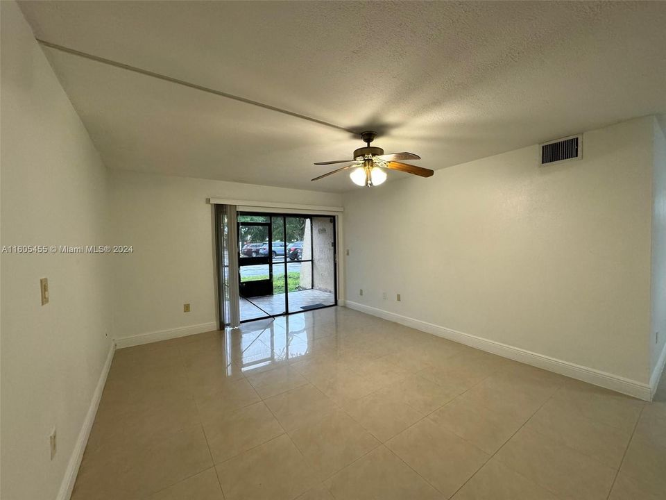 For Sale: $309,900 (2 beds, 2 baths, 1009 Square Feet)