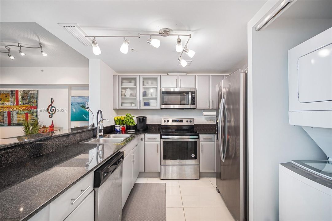 For Sale: $408,000 (1 beds, 2 baths, 1268 Square Feet)