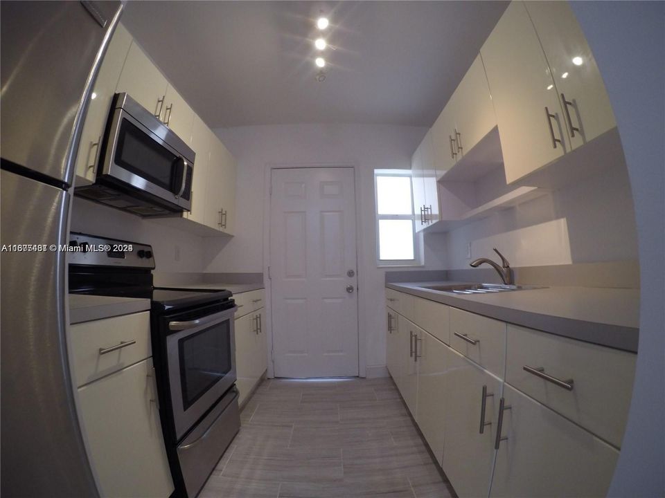 Active With Contract: $1,900 (1 beds, 1 baths, 742 Square Feet)