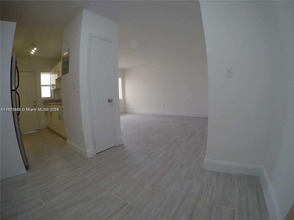 Active With Contract: $1,900 (1 beds, 1 baths, 742 Square Feet)