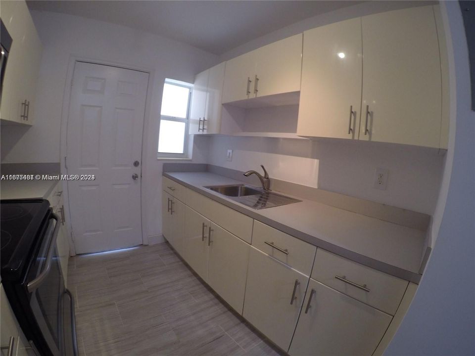 Active With Contract: $1,900 (1 beds, 1 baths, 742 Square Feet)