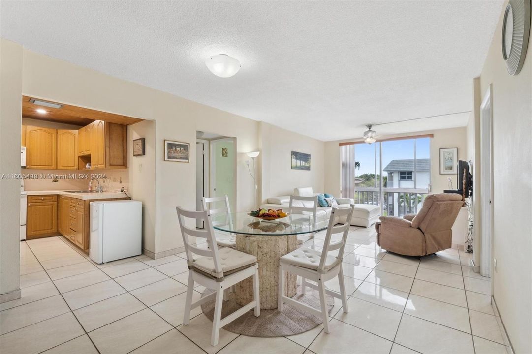 For Sale: $269,990 (2 beds, 2 baths, 902 Square Feet)