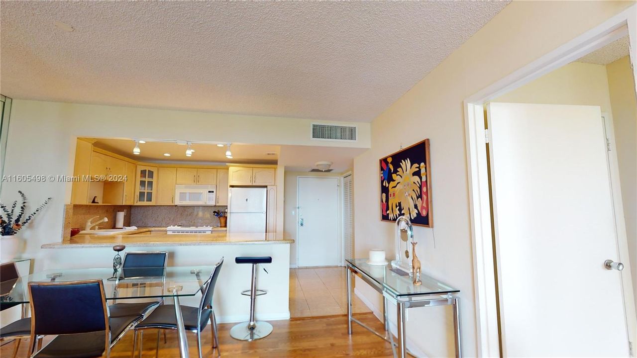 Active With Contract: $1,900 (1 beds, 1 baths, 1140 Square Feet)