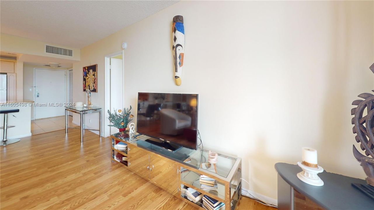 Active With Contract: $1,900 (1 beds, 1 baths, 1140 Square Feet)
