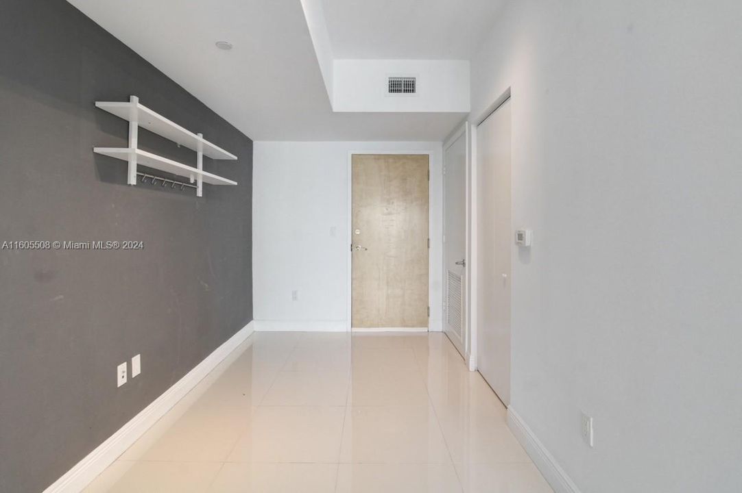 For Sale: $420,000 (1 beds, 1 baths, 698 Square Feet)