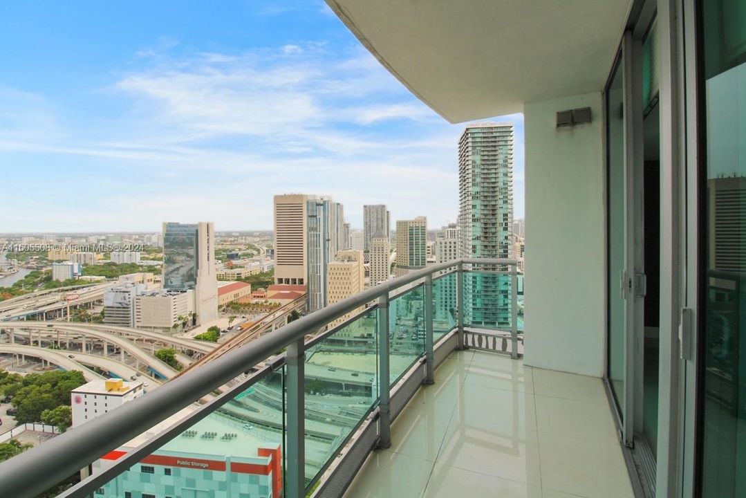 For Sale: $420,000 (1 beds, 1 baths, 698 Square Feet)