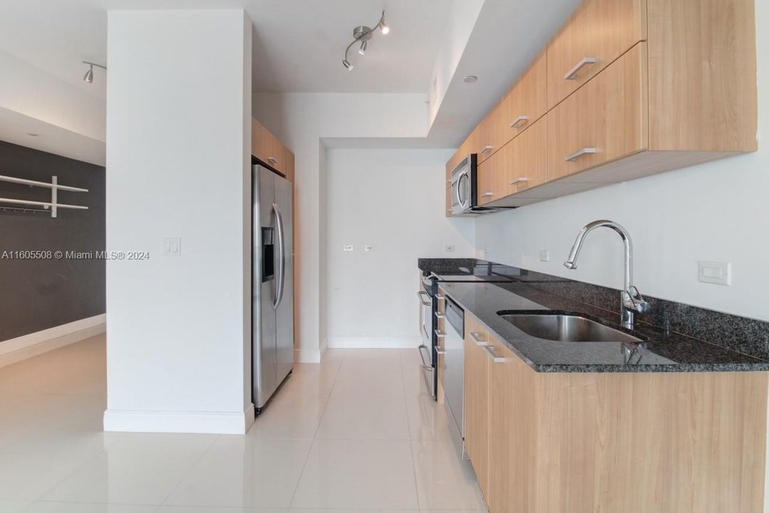 For Sale: $420,000 (1 beds, 1 baths, 698 Square Feet)