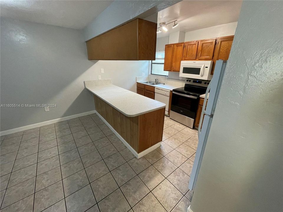 For Sale: $79,999 (2 beds, 1 baths, 876 Square Feet)