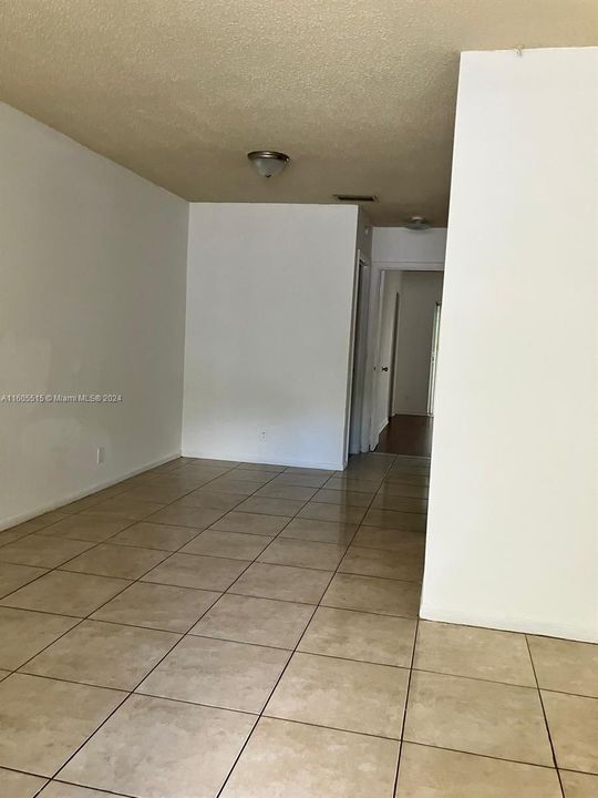 For Rent: $1,550 (1 beds, 1 baths, 720 Square Feet)
