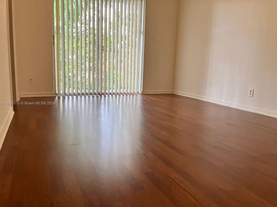 For Rent: $1,550 (1 beds, 1 baths, 720 Square Feet)