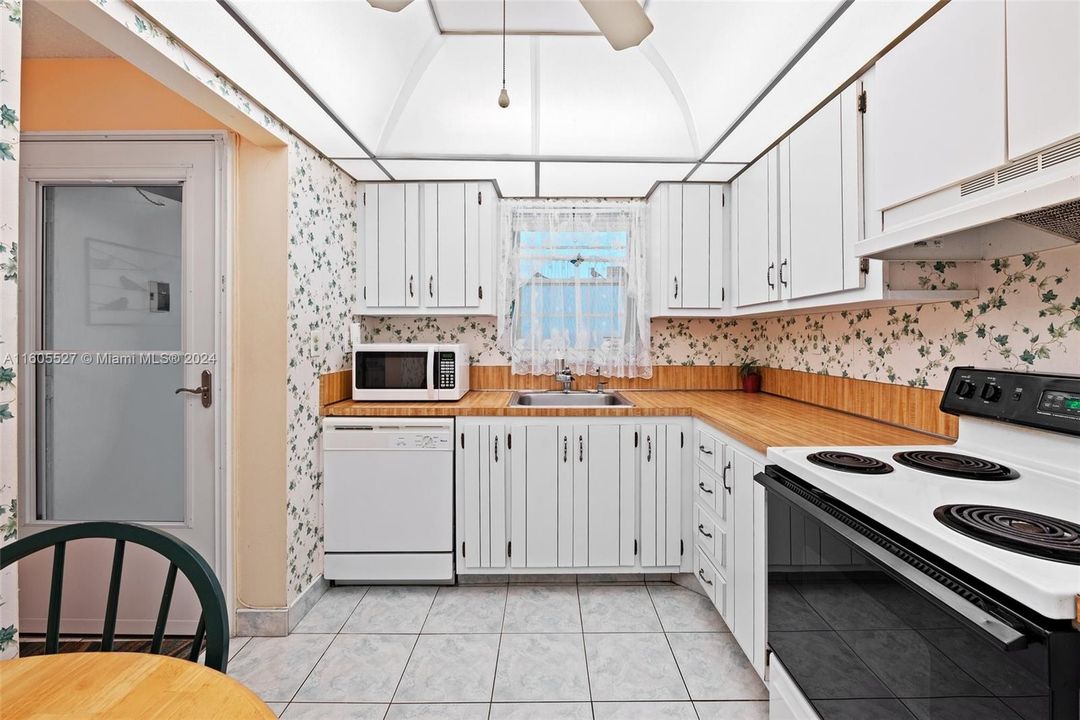 For Sale: $147,000 (2 beds, 2 baths, 1100 Square Feet)