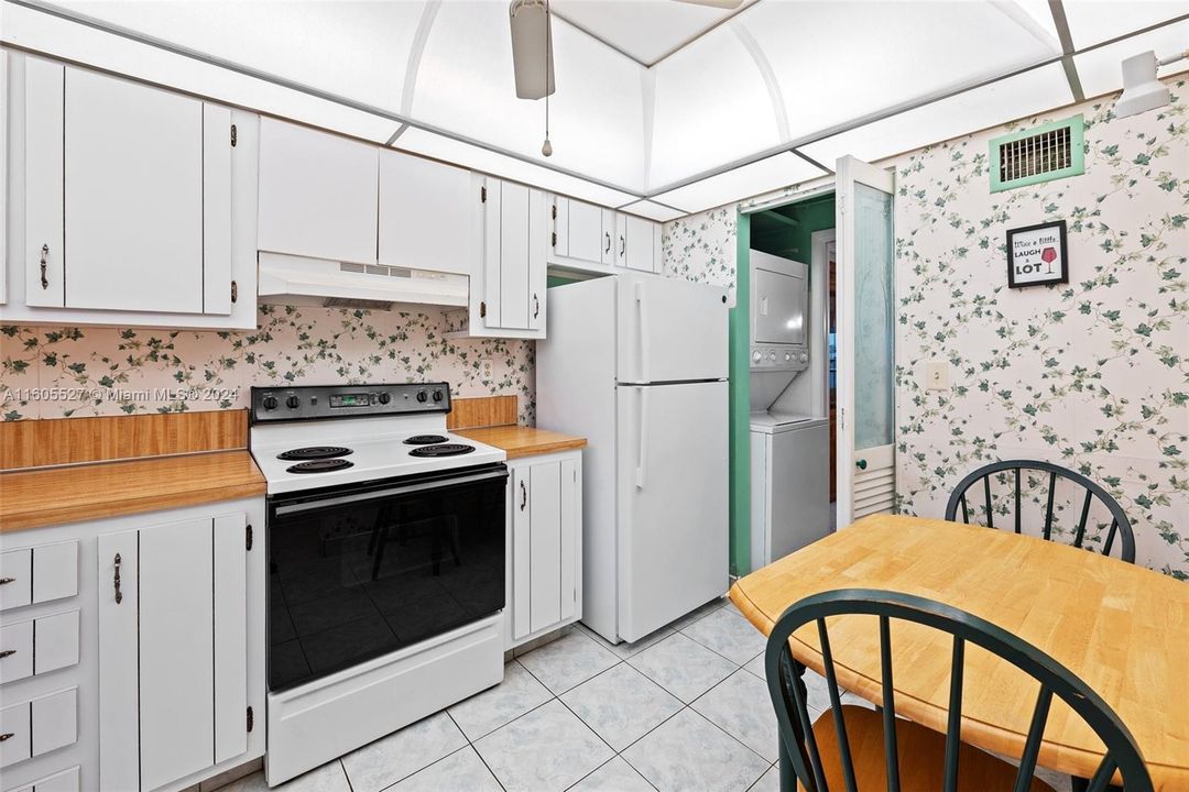 For Sale: $147,000 (2 beds, 2 baths, 1100 Square Feet)